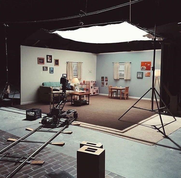 Plateau de tournage en studio pendant la réalisation