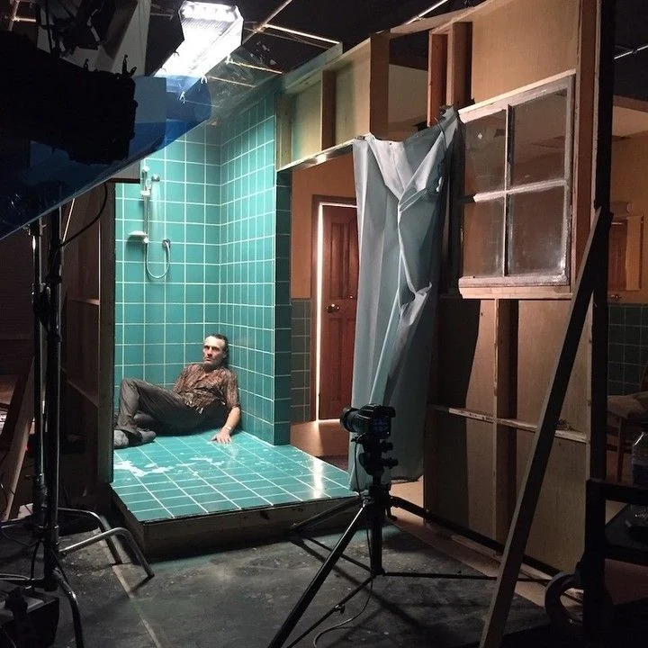 Décor et caméra sur un plateau de tournage